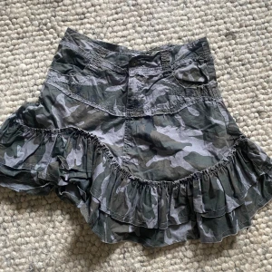 Camouflage kjol  - Världens finaste volangkjol med camouflage mönster 🌟