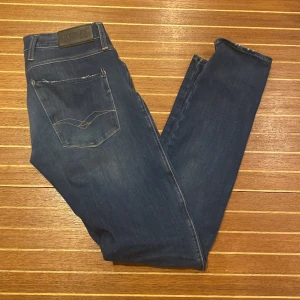 Replay jeans - Replay jeans i modellen anbass. Storlek 31/34. Mycket bra skick. Nypris 1599 - Mitt pris 499. Hör av dig vid frågor! 
