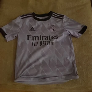 Real Madrid tröja🔥 - Det Real Madrid tröja som jag säljer pga att jag har växt ur den. 10/10 skick inget fel med den🔥🔥