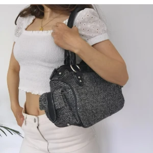 Väska från Åhléns i jättefint skick - Väska i fint skick, sparsam använd. 