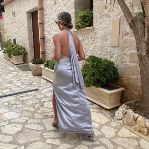 Satinklänning - Superfin klänning från Lovisa Barkmans kollektion för Bik Bok!🩵 Lång silver/blå klänning med tjockt material, riktigt bra kvalité för att vara Bik Bok. Endast använd en gång🥰 ord. Pris 799kr