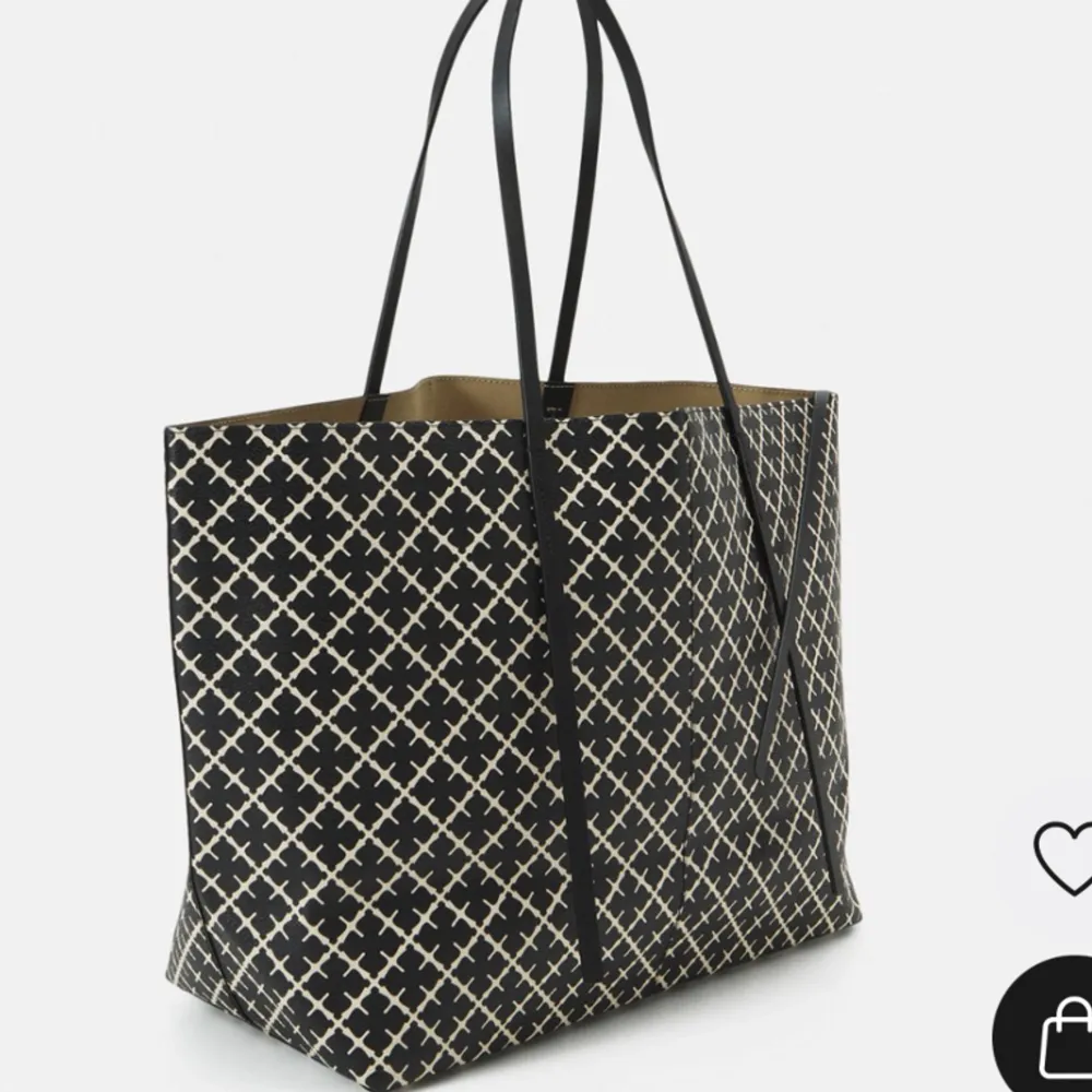 Säljer min skit snygga väskan från Malene Birger i modellen Abi Tote, lite defekter vid en av handtagen men syns knappt på långt håll! Köpt för 4000kr! 🌸. Väskor.