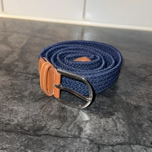 Flätat bälte - Tjena! Säljer ett riktigt snygg flätat bälte som även kallas ”grish bälte” skick och 10-10 