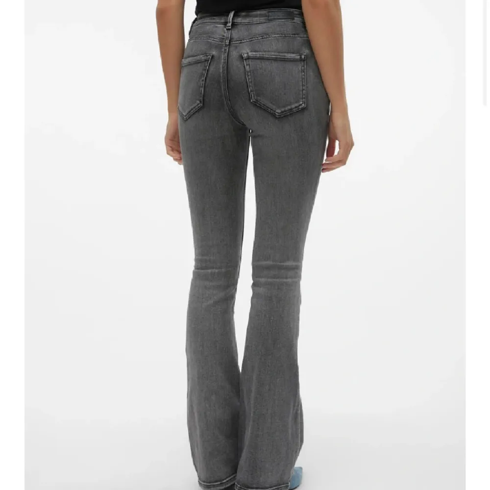 Säljer dessa snygga jeansen från Vera Moda använda fåtal gånger storlek M men passar mig som brukar ha s. Jeans & Byxor.