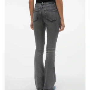 VMFLASH MEDELHÖG MIDJA UTSVÄNGD  - Säljer dessa snygga jeansen från Vera Moda använda fåtal gånger storlek M 