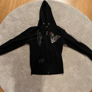 Ed Hardy tjocktröja  - Jätte fin ed Hardy tröja, storlek m men skulle säga att den passar bra på xs/s! Kom privat vid frågor, använd gärna köp nu🫶