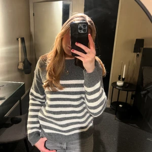 Tröja  - Snygg, skön, inte använt så mycket. Använder inte köp nu! 