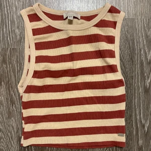 Croptop - Croppat randigt linne från Pull and Bear. Storlek S men skulle säga att den är som en XS. 