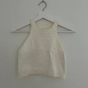 Vit fluffig halterneck topp - Vit fluffig halterneck topp! Bra skick storlek XS ☺️