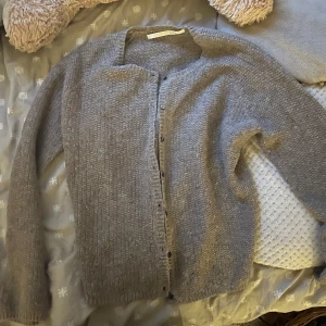 Glittrig stickad Kofta  - Glittrig kall beige färgad kofta köpt second hand . Mycket bra skick ! Skriv om intresse. Vet ej storlek då det inte står men jag på bilden är en S  