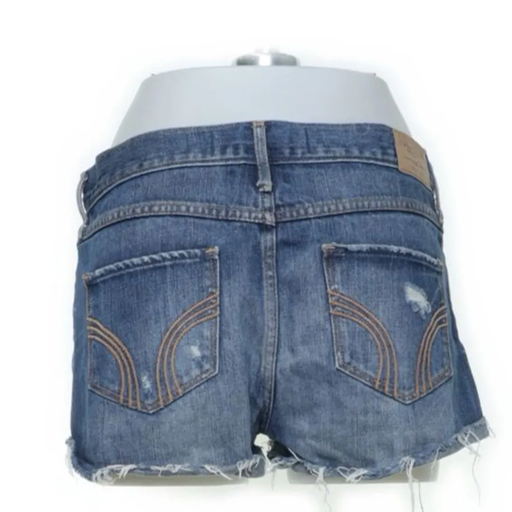 Supersnygga jeansshorts från hollister💙bra skick och så snygga men säljer pga storlek❣️pris kan diskuteras . Shorts.