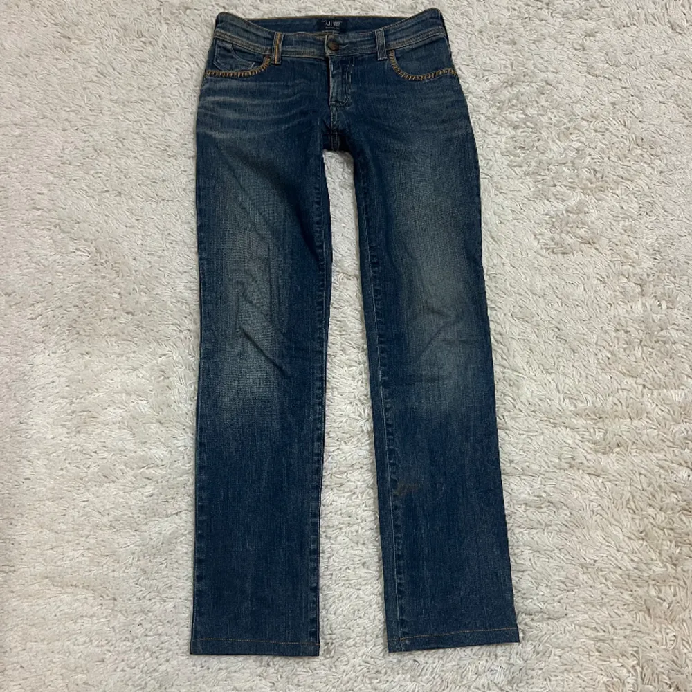 Lowrise Armani Jeans, i perfekt skick 💕 Midjan är 77cm och innerbens är 70cm 🩶. Jeans & Byxor.