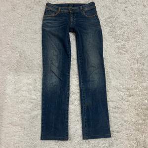 Lowrise Armani Jeans, i perfekt skick 💕 Midjan är 77cm och innerbens är 70cm 🩶