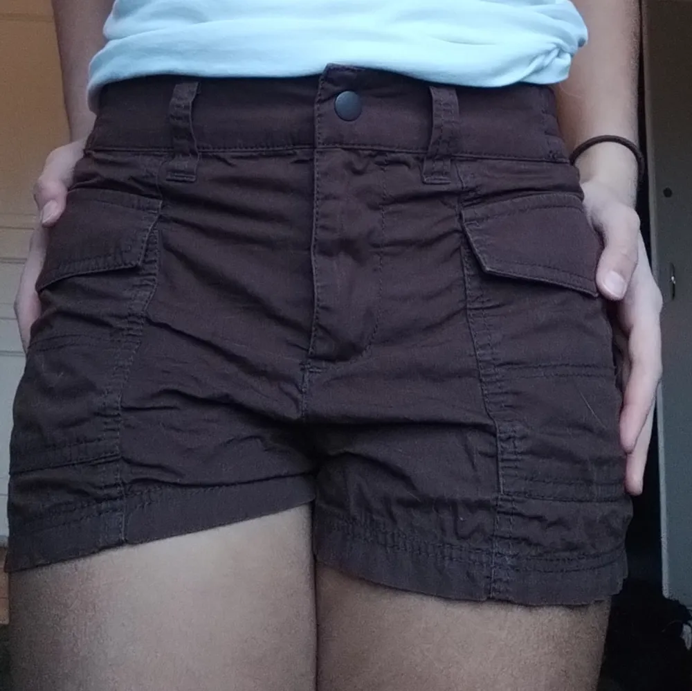  ☆ bruna cargo shorts köpta på H&M! Säljer då de inte passar längre☆. Shorts.