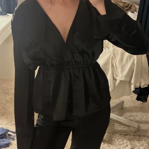 Blus  - Jättefin blus i silke ifrån Gina tricot. Endast använt vid ett tillfälle så precis som ny! 