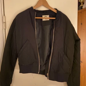 Jacka - En bomberjacka från Cubus i storlek S!