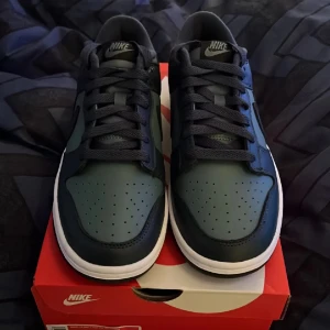 Nike dunk low retro PRM - Nike dunk low retro PRM.  EUR 42,5. Helt nya och oanvända box ingår. Priset är satt efter stock X. Kan köras ut för ersättning. 