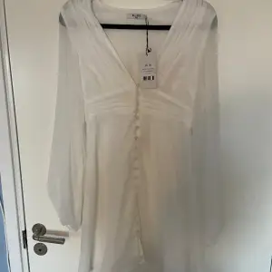En vit klänning från Nakd men köpt på asos. Köpte till min student för två år sen, men hitta en annan klänning. Aldrig använd. Storlek 36