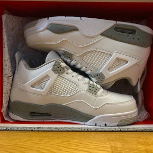 Jordan 4 oreo - Jordan 4 oreo. Kan tänka mig ta ner priset lite. Skriv om ni är intresserade. Skickar gärna extra bilder.