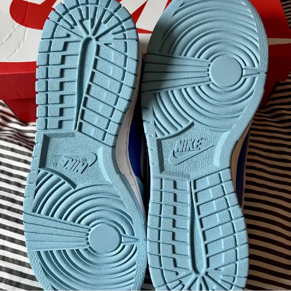 Nike dunk low Retro QS Argon blue. Size UK 7, US 8,5 EUR 42. Helt oanvända och box ingår. Priset är satt efter stock X. Kan köras hem för ersättning. . Skor.