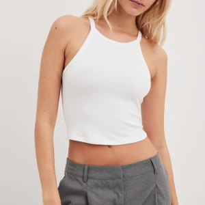 Vitt linne - Jag säljer detta vita fina linne i storlek xs. Tröjan är nästintill oanvänd och perfekt för sommaren eller för att lagra outfits med! Originalpris på 129 kr, säljer för 39💕💕