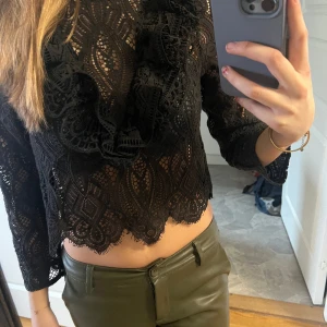 Zara topp - Ny spets blus från zara, slutsåld på deras hemsida, storlek XS 200kr, skriv om intresse önskas vid egna bilder!