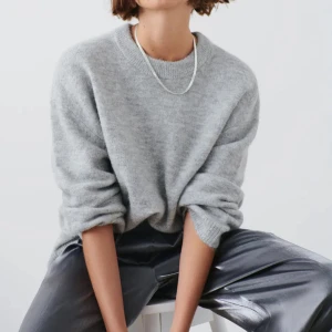 Stickad tröja - En grå stickad tröja från ginatricot som är använd cirka tre gånger och säljer då jag inte tycker den passar mig💕 köpt för 399, pris kan diskuteras!