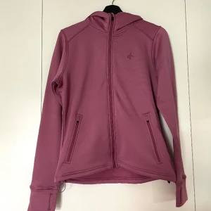 Fleece hoodie  - Säljer denna fleece tröja i en lila kulör. Köpt på stadium outlet och använd en gång. 