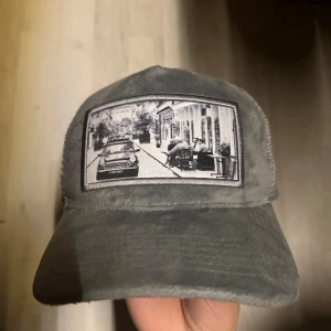 Velvet keps - Säljer min brors velvet keps, eftersom den inte kom till användning. Kommer i bra skick, inga djur hemma, pris kan diskuteras.