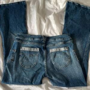 snygga lågmidjade jeans från urban outfitters, har blivit för små för mig men knappt använda!