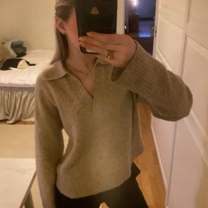 Stickad tröja  - Super vacker stickad törna med v-ringning från Monki🙌🏻 säljes då den inte används längre Stl: xs