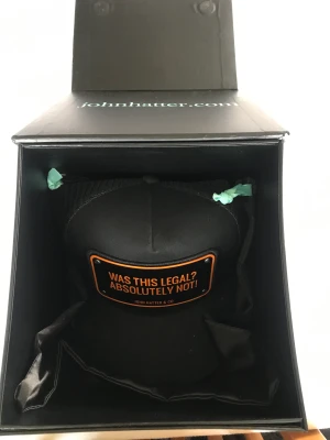 John hatter keps - Hej!  Säljer nu min john hatter keps. Har knappt använt den skick 9/10!  Nypris är 995 mitt pris 399! Diskuterbart vid snabb affär. Box ingår