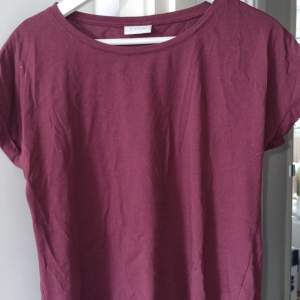 En vinröd T-shirt från vila, jätteskönt material🫶