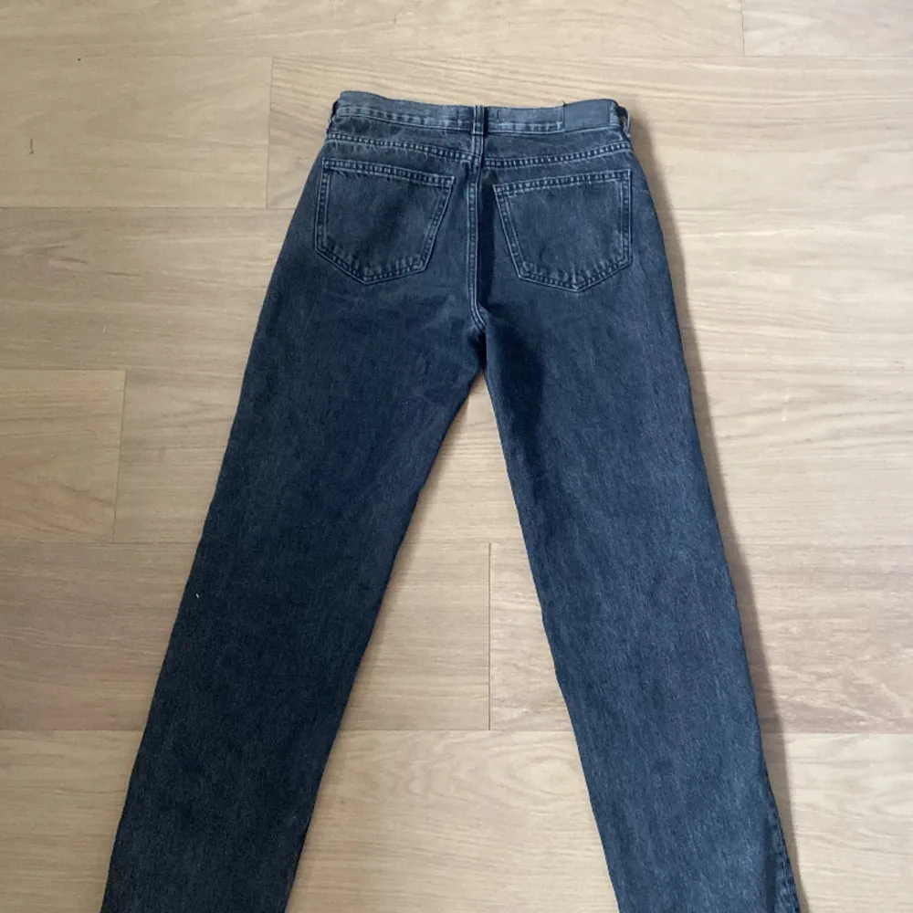 Gina perfect jeans, storlek 34, snygga svarta basic jeans, bootcut/utsvängda lågmidjade. Inte använda alls så mycket. Köpt nya för 499 kr från ginatricot.. Jeans & Byxor.