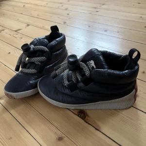 Vinterskor från Sorel - Vadderade boots i storlek 37, modellen heter ”Out N About Puffy Lace”. Använda en gång då dom var för små på mig, så som nya! Ska vara svarta i färgen, drar åt marinblått 💓Nypris: 1599:-
