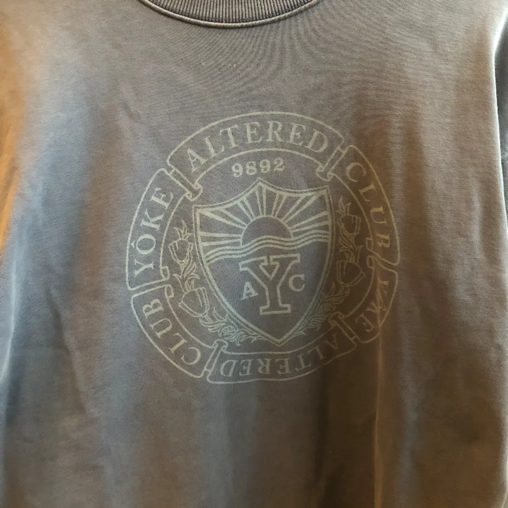 En riktigt fin sweatshirt från Yoke, (asos), säljer då den är förstår på mig.  . Tröjor & Koftor.