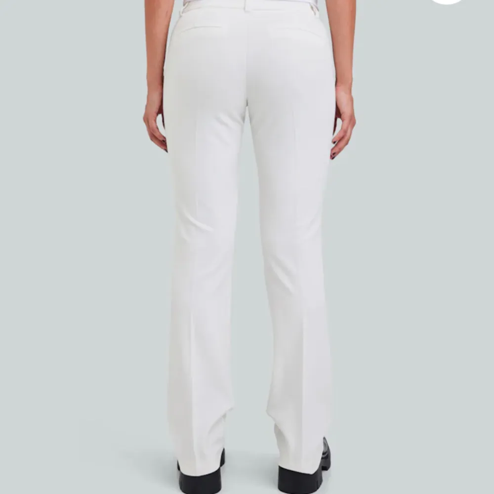Nypris 499. Dem nya Lågmidjade vita kostymbyxorna från Bikbok. Köpte två storlekar och va för lat för att lämna tillbaka dem andra. Så kan garantera ett helt nytt skick, lappen på. Den vanliga långa/ standard modellen, dem heter vera. Jeans & Byxor.