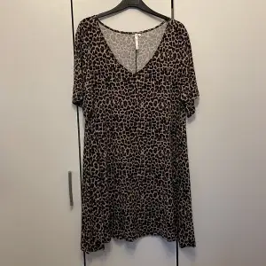 Leopard klänning. Använd 1 gång. Storlen L