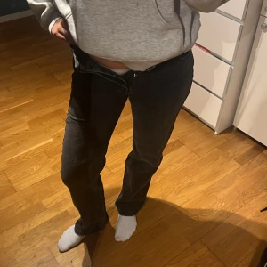 Jeans - Så fina mörkgrå jeans från bershka. Medelhög midja och jag på bilden är 175 