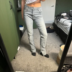 Jeans med slits  - Jeans från zara med slits på insidan, tyvärr för stora för mig
