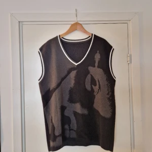 Era worldwide väst - Era worldwide väst med "pi" film poster tryck på framsidan  Oversized M eller L fit  Det är bara att fråga om man vill ha fler bilder eller mått! Eller några andra frågor!  Inget pris är fast så skicka ett offer om du vill.