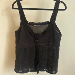 Zara top - Zara top men en knapp som saknas (sista bild). Bra skick annars!!