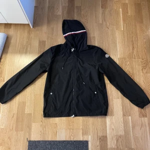 Moncler vindbreaker - Säljer min vinbreaker då den är för stor för mig. Passar perfekt nu till våren/sommaren Skriv för mer frågor eller bilder