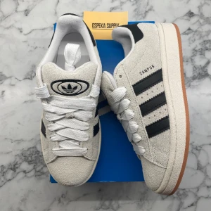 Adidas Campus 00s (W) ”Crystal White”  - Adidas Campus 00s (W) ”Crystal White”  Helt nya och oanvända. Storlek 38: pris: 1399+frakt.   Finns begränsat antal i lager så passa på medans det finns inne. Skicka ett dm vid intresse. Bilder, frågor och funderingar besvaras där.  Mvh, Oscar 