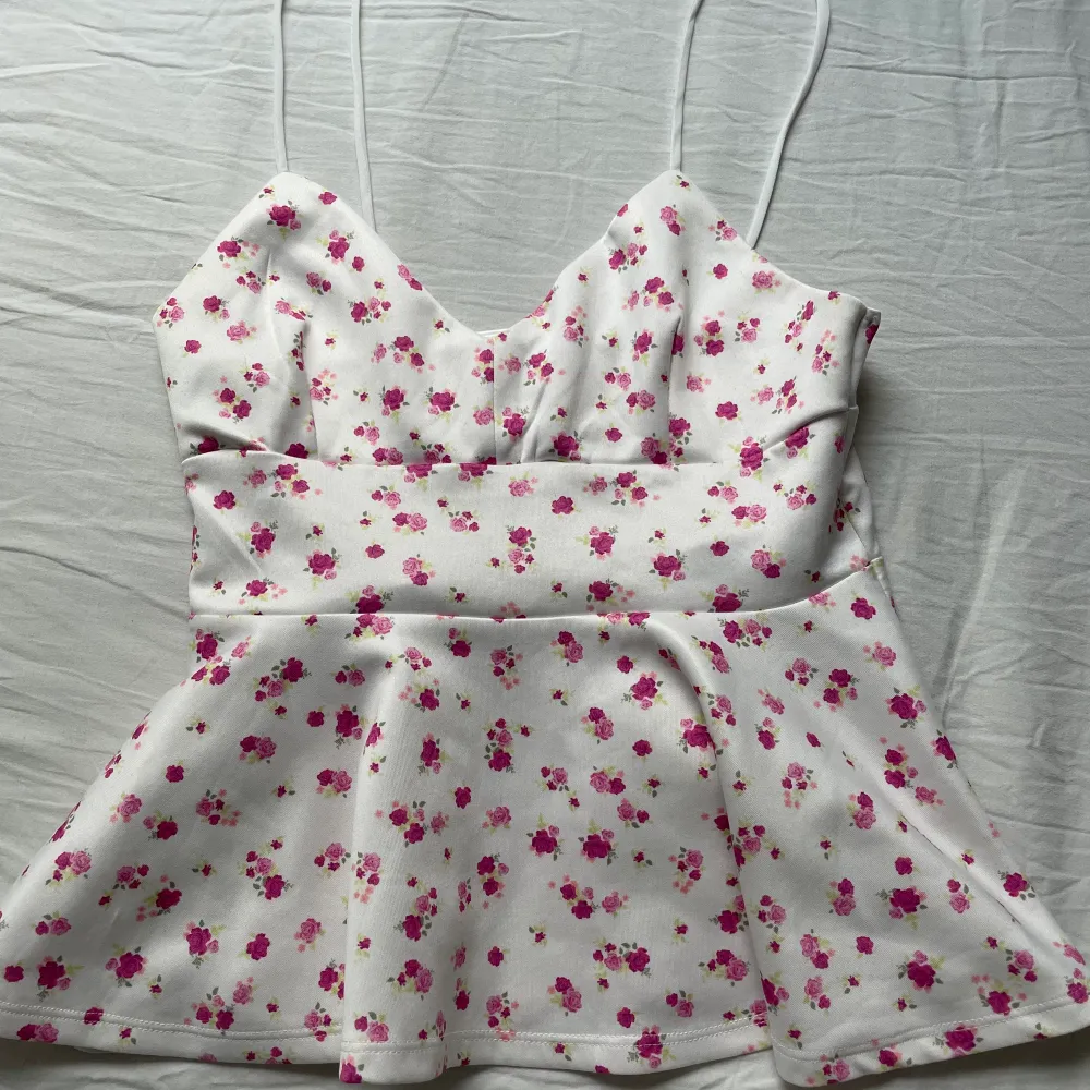 Supergulligt linne med små rosa blommor på. Det är gammalt från Gina Tricot i storlek  S. Säljer då det tyvärr blivit för litet. . Toppar.