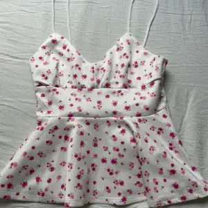 Supergulligt linne med små rosa blommor på. Det är gammalt från Gina Tricot i storlek  S. Säljer då det tyvärr blivit för litet. 