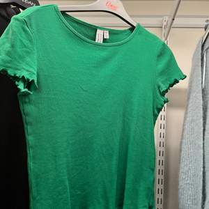 grön t-shirt från and other stories. Storlek 34 och pasformen är tajt och lite croppad. 80 kr+frakt💞💞