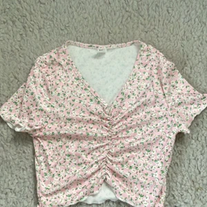 T - shirt  - 💫En fin T-shirt med blommor som passar bra till sommaren!💫