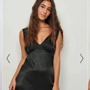 Satinklänning! - Kostar 430 på NA-KD s hemsida!!! En så fin satin klänning som tyvärr är för liten för mig i brösten. Passar S-M skulle jag säga! Så fin till middagar i sommar med en tjocktröja eller boots!