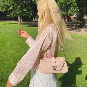 Rosa väska - Säljer både väskan och tröjan (tröjan är egentligen en pyjamas tröja men går även att använda som vanlig tröja) tröjan är i ett silkigt material så fint och storlek xs! Tröjan säljer jag för 100 kr styck och väskan för 100 kr som knappt är använd och så unik! Vill ni köpa båda ksk ni kan få de billigare, skriv privat för fler bilder💕